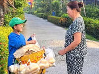 Nụ cười của cậu bé 11 tuổi lựa chọn đạp xe bán bánh mì để tích góp từng đồng mua sách vở.