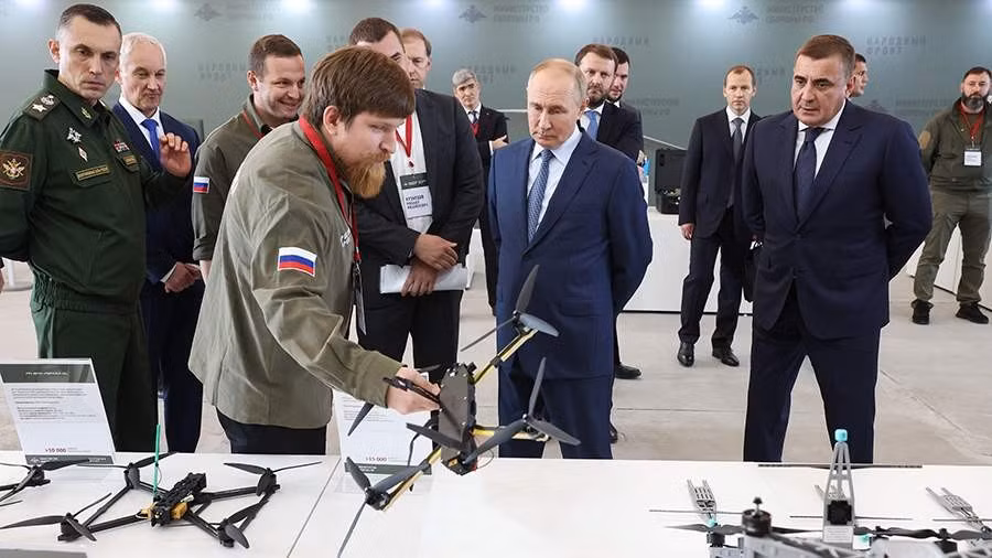 Video ông Putin thăm nơi sản xuất UAV và hệ thống tác chiến điện tử