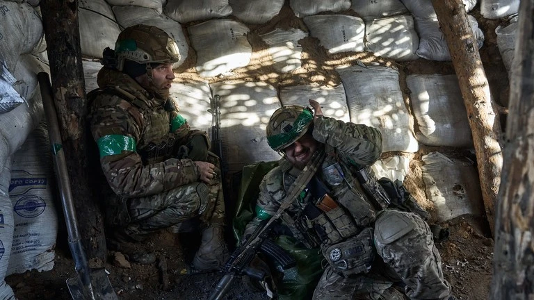 Binh lính Ukraine ẩn nấp pháo kích. Ảnh: Kostiantyn Liberov / Libkos / Getty Images