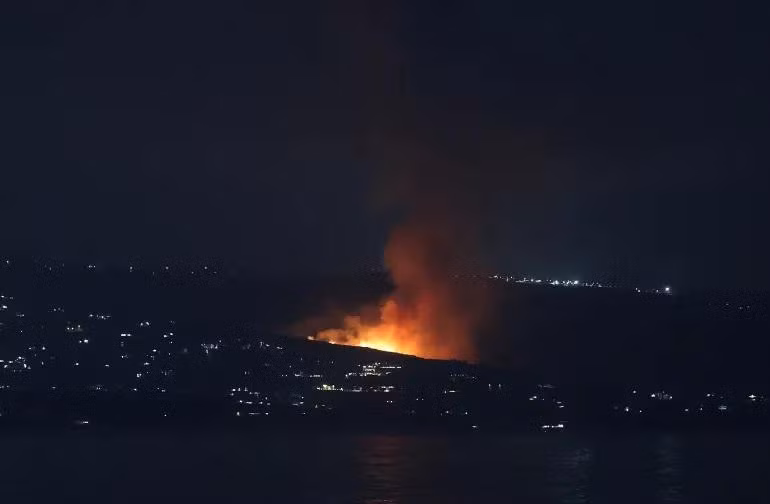 Cháy sau cuộc tấn công của Israel vào làng Byout El Saiyad của Lebanon ở miền nam Lebanon hôm 19/8. Ảnh: Aziz Taher/Reuters.
