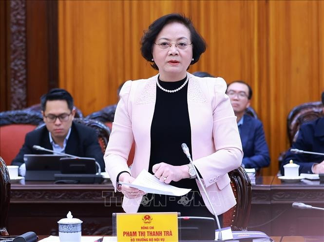 Bộ trưởng Bộ Nội vụ Phạm Thị Thanh Trà báo cáo tiến độ thực hiện sắp xếp, tinh gọn bộ máy của Chính phủ. (Ảnh: Dương Giang/TTXVN) thu-tuong-chu-tri-phien-hop-lan-thu-sau-ve-sap-xep-bo-may-cua-chinh-phu-4.jpg