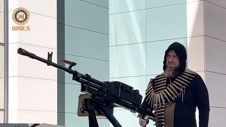 Nhà lãnh đạo Chechnya Ramzan Kadyrov tạo dáng trên chiếc Tesla Cybertruck. Ảnh: Telegram / RKadyrov_95