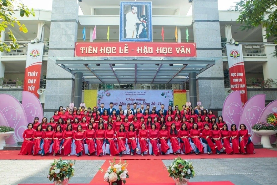 Tập thể cán bộ, giáo viên của trường Tiểu học Dịch Vọng A