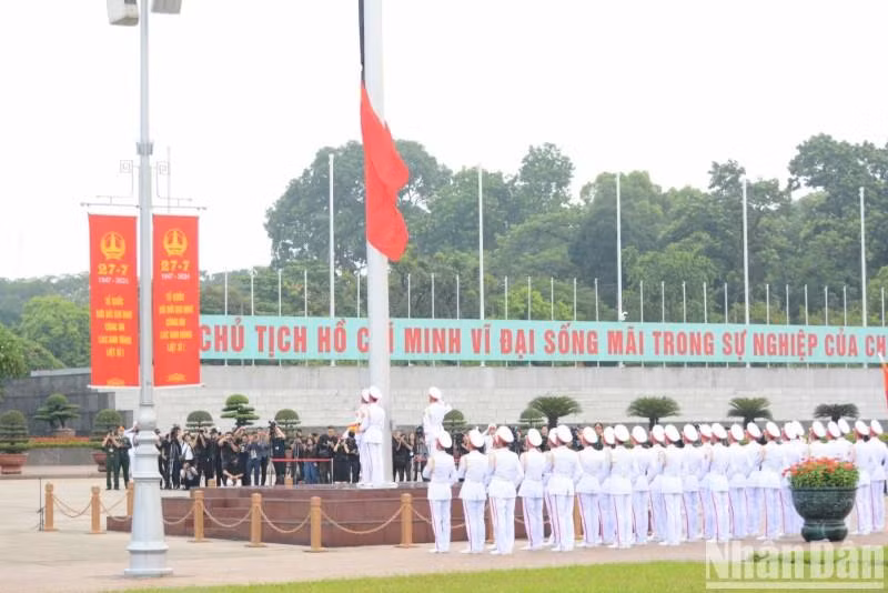 Ảnh: Lễ thượng cờ theo nghi thức Quốc tang ở Quảng trường Ba Đình