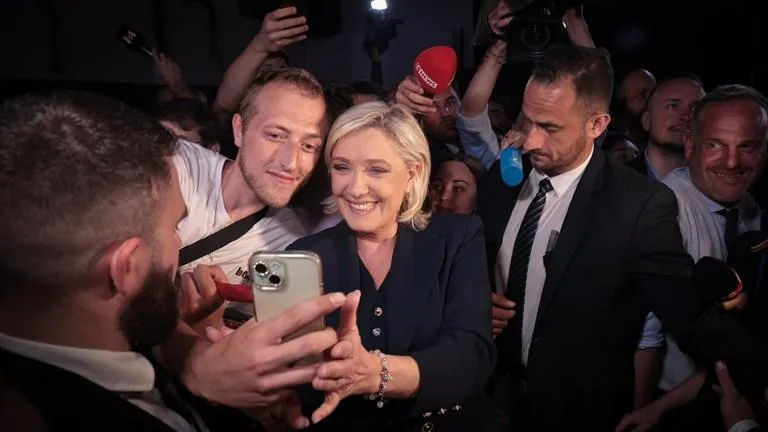 Bà Marine Le Pen mừng chiến thắng dự kiến ​​với những người ủng hộ ngày 30/6. (Ảnh: Marine Le Pen trên X)