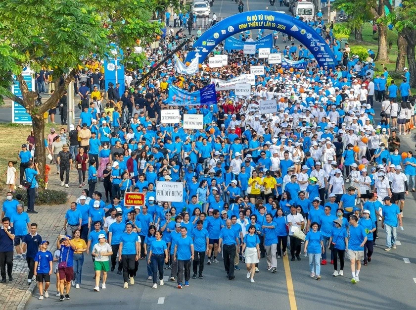 Hàng nghìn “Bước Chân Chia Sẻ” trong chương trình đi bộ năm 2024.