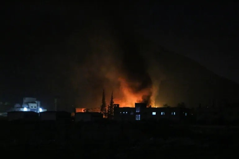 Khói bốc lên ở ngoại ô thủ đô Damascus của Syria sau cuộc không kích của Israel ngày 9/12. Ảnh: Aaref Watad/ AFP.