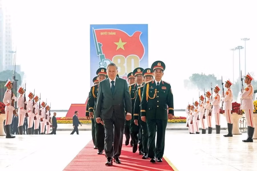 Tổng Bí thư đến dự Lễ kỷ niệm 80 năm Ngày thành lập Quân đội Nhân dân Việt Nam, 35 năm Ngày hội Quốc phòng toàn dân. (Ảnh: Thống Nhất/TTXVN)