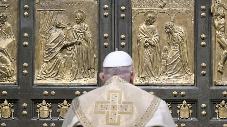 Đức Giáo Hoàng Francis tại Vương cung thánh đường Thánh Phêrô ngày 24/12 tại Vatican. Ảnh: Vatican Media / Getty Images