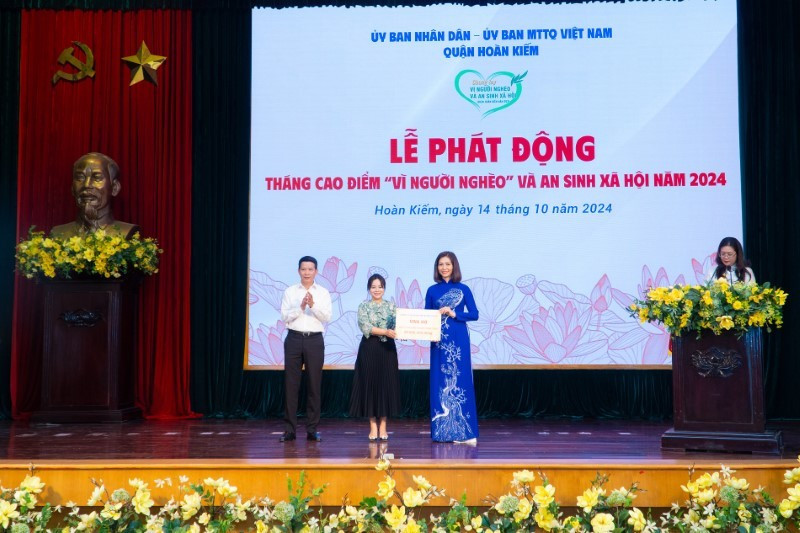 GELEX tham gia chương trình Tháng cao điểm “Vì người nghèo” và An sinh xã hội tại UBND quận Hoàn Kiếm, Hà Nội. thu-vien-2.jpg