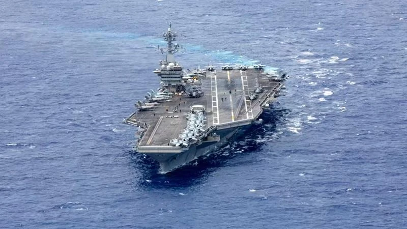 Tàu sân bay lớp Nimitz USS Abraham Lincoln di chuyển trên Thái Bình Dương ngày 1/8. Nhóm tác chiến tàu sân bay Abraham Lincoln đã được chuyển hướng đến Trung Đông để bảo vệ Israel. (Ảnh của Hải quân Hoa Kỳ)