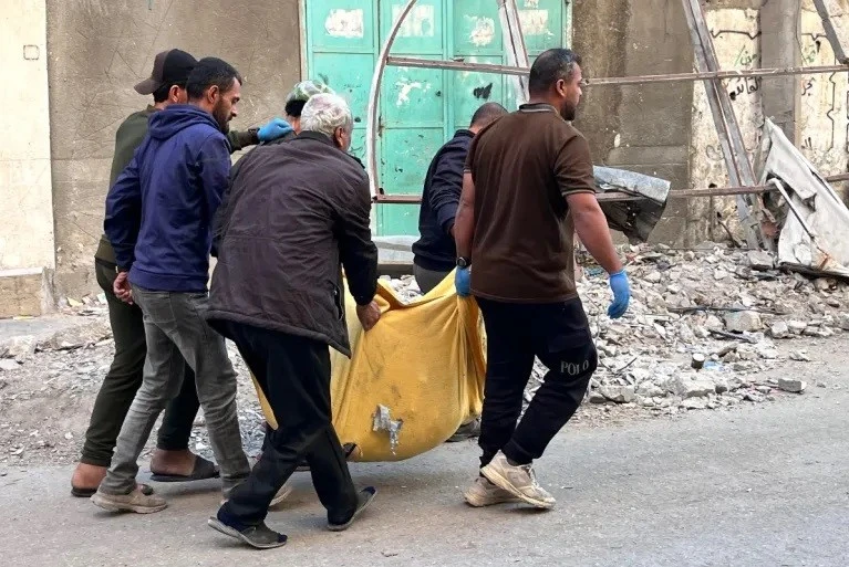 Những Palestine khiêng một thi thể được tìm thấy trong đống đổ nát ở Beit Lahiya, phía bắc Gaza, ngày 31/10, sau một cuộc tấn công của Israel. Ảnh: AFP.