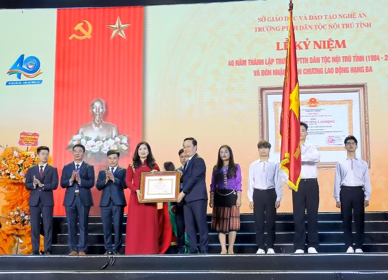 Kỷ niệm 40 năm thành lập Trường PTTH Dân tộc nội trú Nghệ An