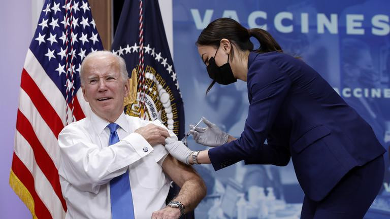 Tổng thống Mỹ Joe Biden tiêm vaccine Covid ngày 25/10/2022. Ảnh: Anna Moneymaker / Getty Images