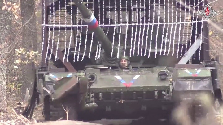 Video T-80 tấn công pháo đài Nam Donetsk bằng hỏa lực trực tiếp