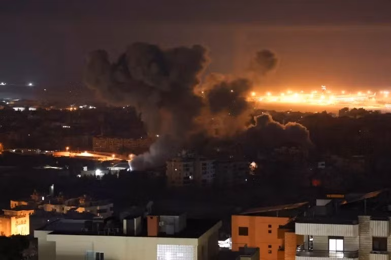 Khói bốc lên ở vùng ngoại ô phía nam Beirut vào sáng 9/11 sau cuộc không kích của Israel. Ảnh: Reuters