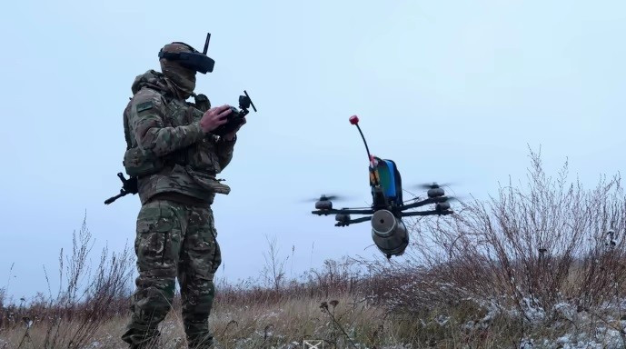 Một binh sĩ Ukraine vận hành UAV. Ảnh: Facebook của Bộ Tổng tham mưu Lực lượng vũ trang Ukraine.