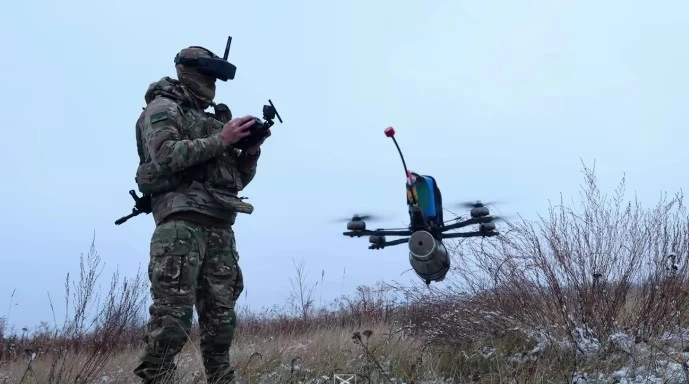 Một binh sĩ Ukraine vận hành UAV. Ảnh: Facebook của Bộ Tổng tham mưu Lực lượng vũ trang Ukraine.