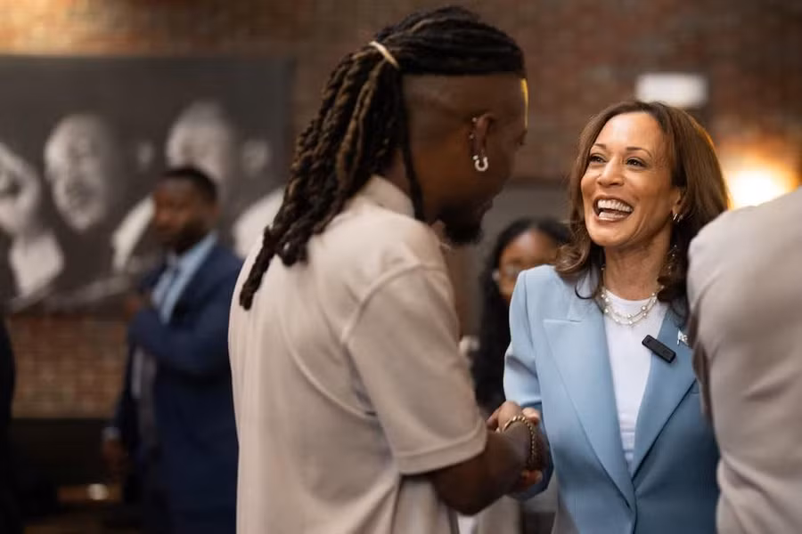 Phó Tổng thống Mỹ Kamala Harris đến thăm Paschal's, một nhà hàng lịch sử do người da đen làm chủ ở Atlanta, Georgia, Hoa Kỳ, ngày 30/7. Ảnh: REUTERS