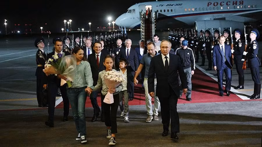 Tổng thống Putin đón người Nga trở về trong cuộc trao đổi tù nhân.