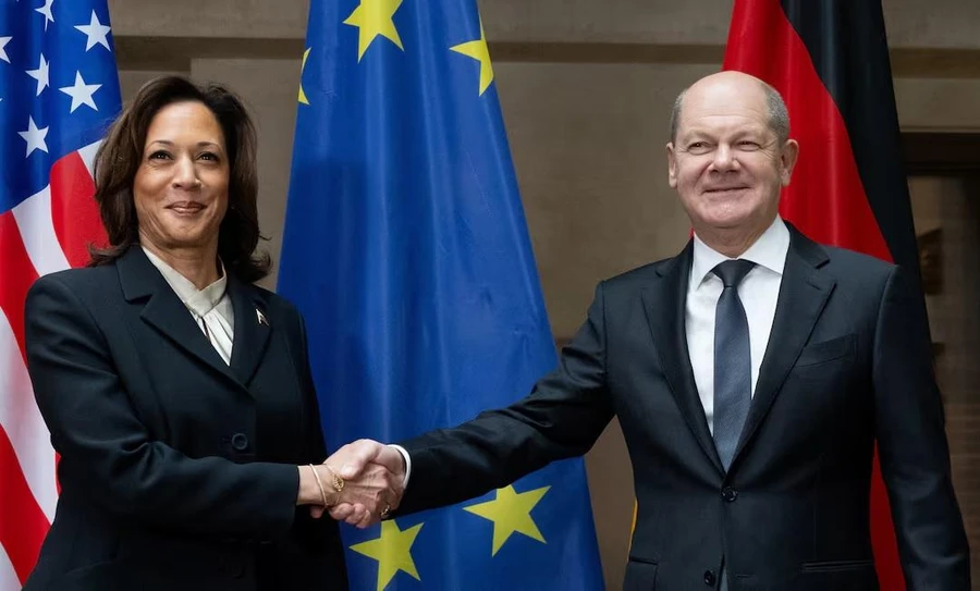 Phó Tổng thống Mỹ Kamala Harris bắt tay Thủ tướng Đức Olaf Scholz trong Hội nghị An ninh Munich (MSC) ở Munich, Đức ngày 17/2. Ảnh: REUTERS.