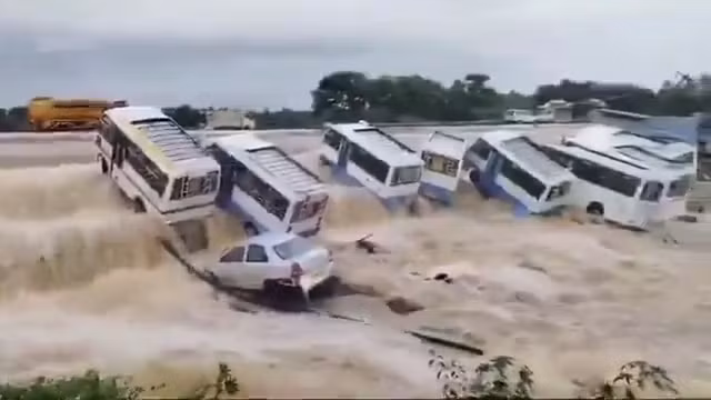 Video nước lũ cuốn trôi xe buýt sau khi bão đổ bộ