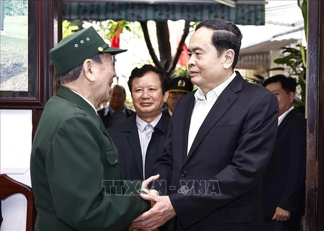 Chủ tịch Quốc hội Trần Thanh Mẫn thăm, tặng quà gia đình ông Nguyễn Viết Đáo (1953), thương binh 25%, là chiến sĩ Đại đội Nhật Lệ chi viện cho Thừa Thiên Huế. (Ảnh: Doãn Tấn/TTXVN)