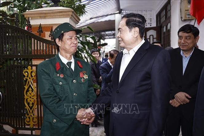 Chủ tịch Quốc hội Trần Thanh Mẫn thăm, tặng quà gia đình ông Hà Văn Lưỡng (1954), thương binh 70%, nguyên giảng viên trường ĐH Khoa học Huế . (Ảnh: Doãn Tấn/TTXVN) chu-tich-quoc-hoi-tran-thanh-man-tang-qua-gia-dinh-chinh-sach-tai-thua-thien-hue-5.jpg