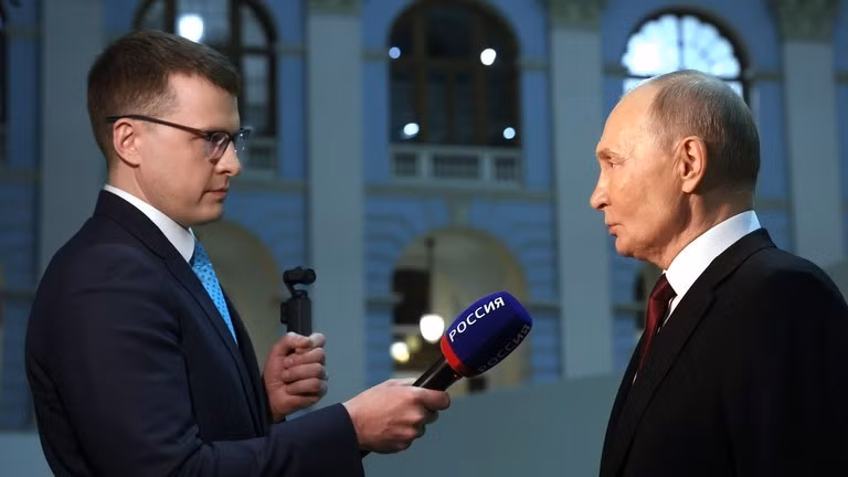 Tổng thống Nga Vladimir Putin trả lời câu hỏi của nhà báo Pavel Zarubin. Ảnh: Sputnik / Alexander Kazakov