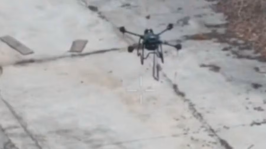 Video UAV giúp lính dù mang đồ tiếp tế tới điểm nóng ở Kherson