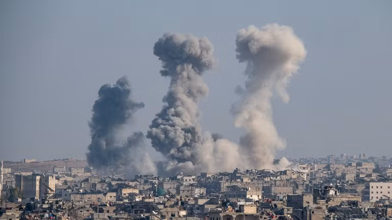 Những cột khói dày được nhìn thấy bốc lên trên thành phố Aleppo, sau một loạt cuộc không kích do máy bay chiến đấu Syria thực hiện. Ảnh: Rami Alsayed / NurPhoto qua Getty Images