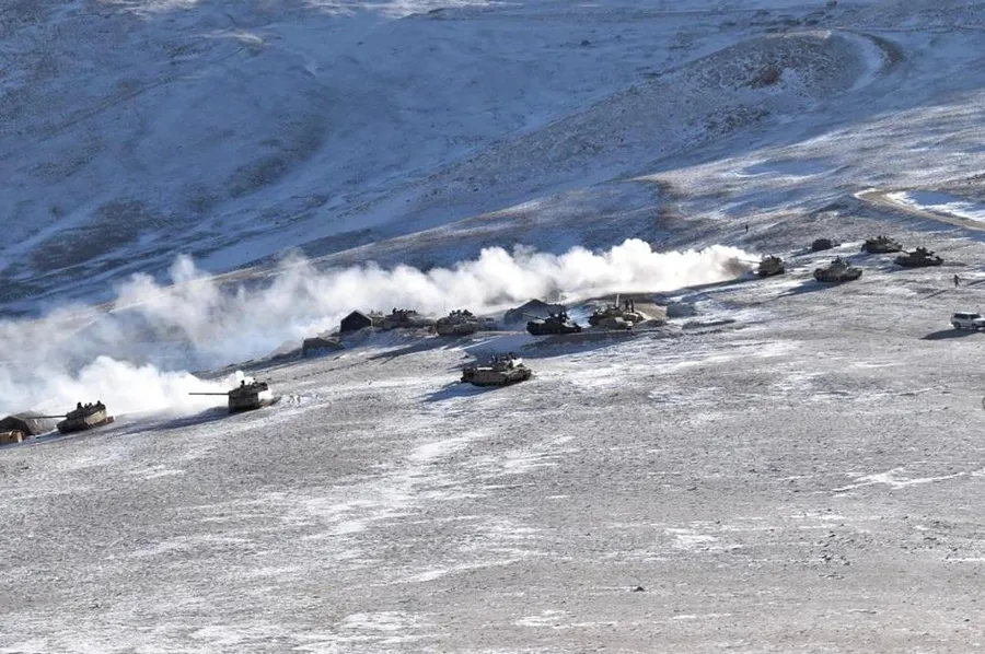 Trong bức ảnh do Quân đội Ấn Độ cung cấp, xe tăng rút lui từ bờ của vùng hồ Pangong Tso, ở Ladakh dọc theo biên giới Ấn Độ-Trung Quốc ngày 10/2/2021.