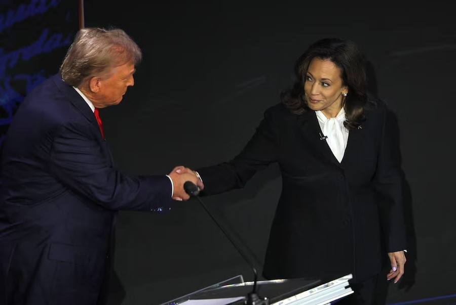 Cái bắt tay bất ngờ giữa 2 ứng cử viên Donald Trump - Kamala Harris.