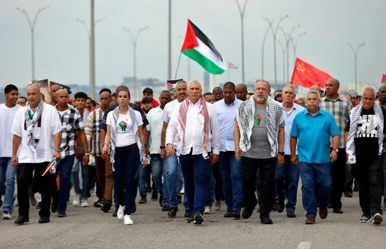 Chủ tịch Cuba Miguel Diaz-Canel (giữa), Thủ tướng Manuel Marrero (giữa bên phải), và Bí thư thứ nhất của Đoàn Thanh niên Cộng sản Cuba, Meybis Estevez (giữa bên trái), diễu hành tại Havana. Ảnh: AFP.