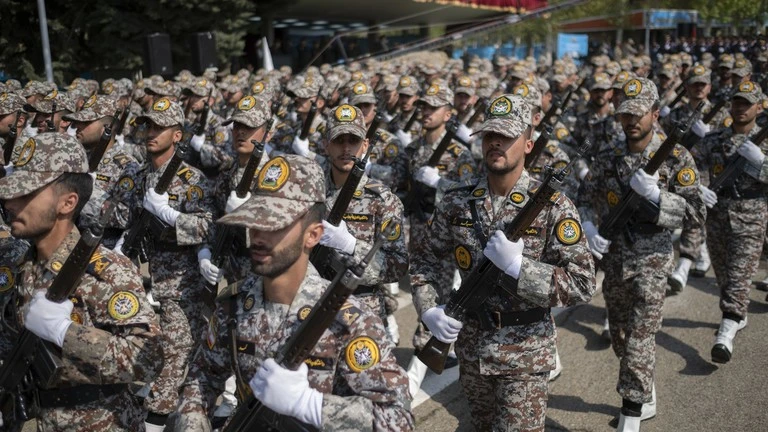 Thành viên của Quân đội Iran diễu hành tại Tehran, ngày 17/4. Ảnh: Morteza Nikoubazl/Getty Images