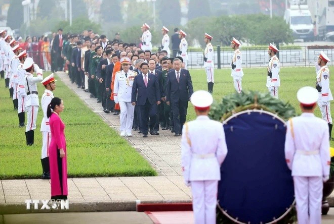 Lãnh đạo Đảng, Nhà nước cùng Đại biểu Quốc hội dự Kỳ họp thứ 8 vào Lăng viếng Chủ tịch Hồ Chí Minh. (Ảnh: An Đăng/TTXVN) 