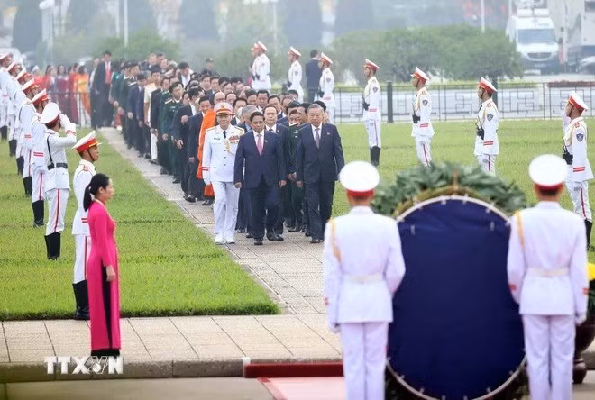 Lãnh đạo Đảng, Nhà nước cùng Đại biểu Quốc hội dự Kỳ họp thứ 8 vào Lăng viếng Chủ tịch Hồ Chí Minh. (Ảnh: An Đăng/TTXVN) 