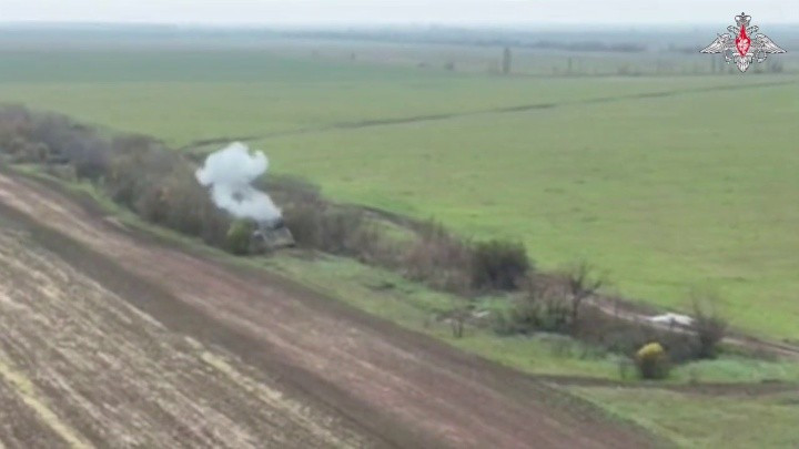 Video FPV hạ gục pháo Akatsiya ngụy trang bên sông Dnieper