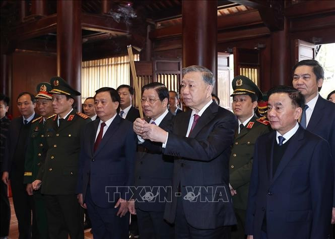 Tổng Bí thư Tô Lâm và đoàn công tác Trung ương dâng hương tưởng niệm Tổng Bí thư Lê Hồng Phong. (Ảnh: Thống Nhất/TTXVN)