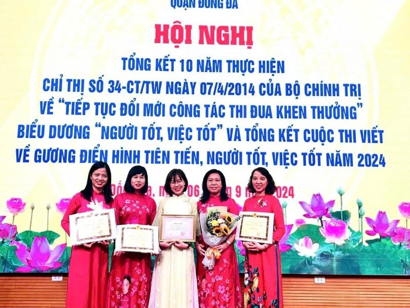 Hiệu trưởng Lê Anh Vân (thứ hai từ phải sang).