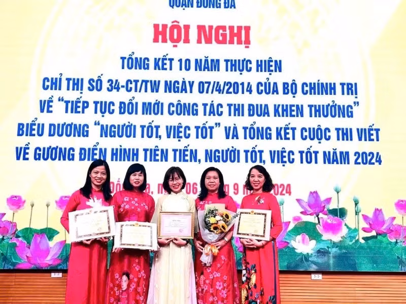 Hiệu trưởng Lê Anh Vân (thứ hai từ phải sang).