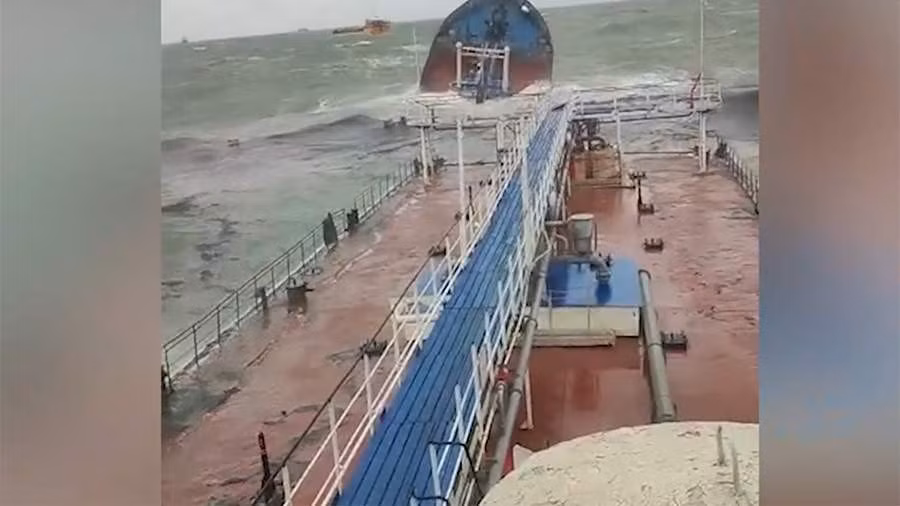 Khoảnh khắc tàu chở dầu vỡ đôi ở Eo biển Kerch