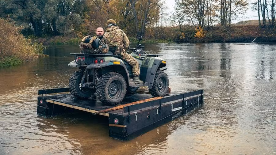 Video dùng bè để chuyển thiết bị và thương binh tại các điểm giao cắt ở Kursk