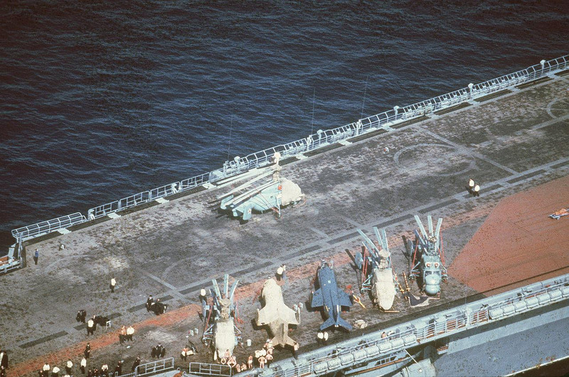 1280px-Aircraft_carrier__Minsk__in_1980.jpeg