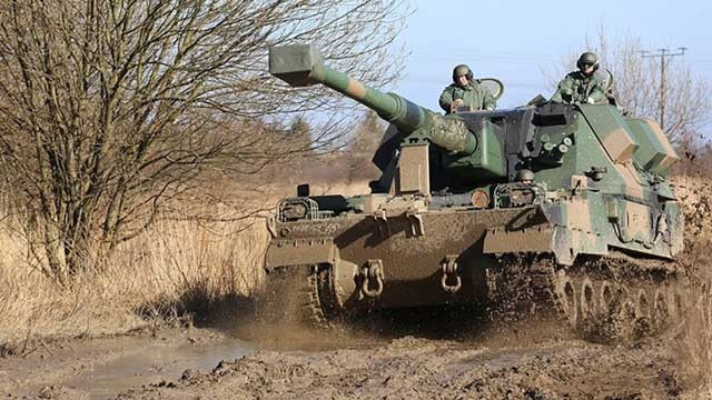 Ukraine-uses-the-newest-40km-range-155mm-8-cylinder-AHS-Krab-gun-1.jpg