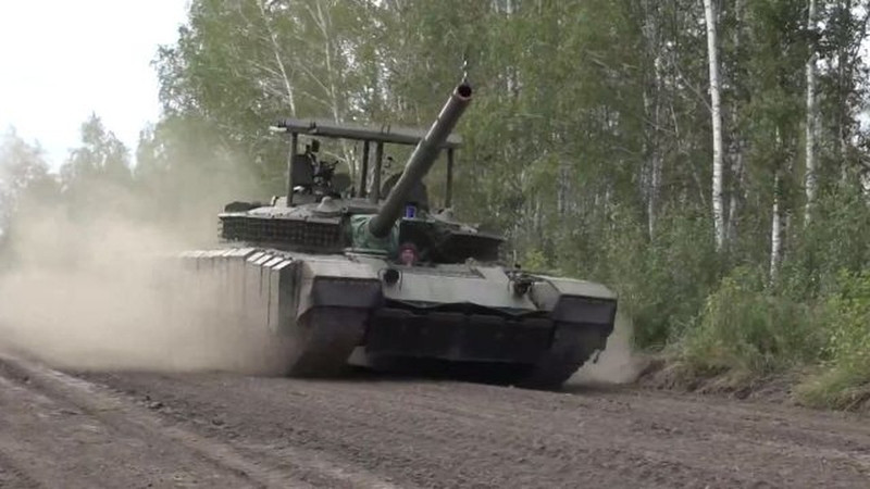 russia-began-equipping-t-80bvm-tanks-with-a-laser-target-designator-9869-2490.jpg