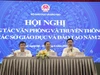 Thứ trưởng Bộ GD&ĐT Lê Tấn Dũng (ở giữa), Chánh Văn phòng Bộ GD&ĐT Trần Quang Nam (bên phải) và Giám đốc Sở GD&ĐT TP Huế Nguyễn Tân (bên trái) chủ trì Hội nghị. Ảnh: Hoàng Hải.