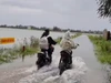Học sinh vùng trũng TP Huế đi học trong sáng 22/10.