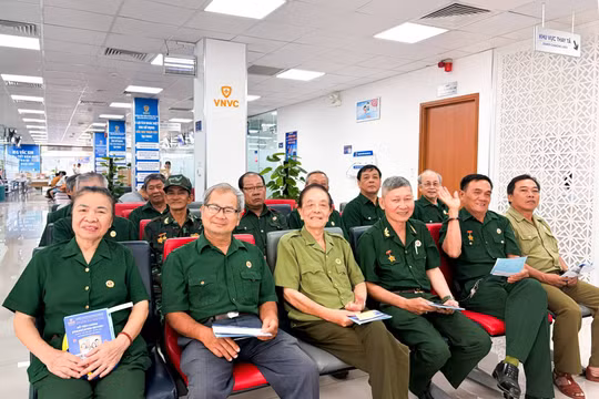 Sáng 27/7, nhiều thương binh, bệnh binh, cựu chiến binh tại TPHCM đến VNVC tiêm vaccine cúm miễn phí.