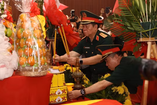 Đại tướng Nguyễn Trọng Nghĩa, Ủy viên Bộ Chính trị, Bí thư Trung ương Đảng, Chủ nhiệm Tổng cục Chính trị dâng hương tại Công viên Lê Thị Riêng. 